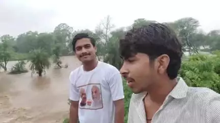 निलिया महादेव का झरना तेज आने के कारण आस पास के क्षेत्र में पानी