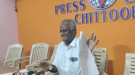 తప్పుడు పత్రాలు సృష్టించిన అధికారులను విధుల్లో నుంచి తొలగించాలి: మాజీ సబ్ రిజిస్ట్రార్ ఎల్.శ్రీహరి