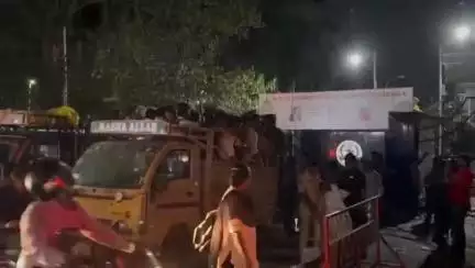 ఎన్టీఆర్ హెల్త్ యూనివర్సిటీ ఎదురుగా వైద్య విద్యార్థులు చేస్తున్న నిరాహార దీక్షను భగ్నం చేసిన మాచవరం పోలీసులు