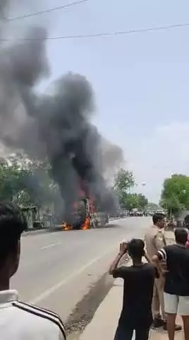 *जौनपुर ब्रेकिंग*

*दिल्ली से वाराणसी जा रही टूरिस्ट बस में डीजल टैंक में रिसाव के कारण अचानक लगी आग,धू धू कर बस बनी आग का गोला*

*टूरिस्ट बस में सवार 14 सवारियों ने किसी तरह से बस से कूद कर