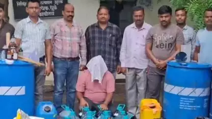धुळे: धुळ्यात अरुण कुमार वैद्यनगरात बनावट दारू अड्ड्यावर छापा; साडेतीन लाखांचा मुद्देमाल जप्त, एक अटकेत