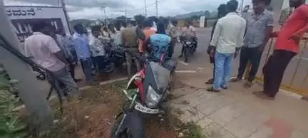 ಹನೂರು: ಹನೂರಿನಲ್ಲಿ ರಸ್ತೆ ಅಪಘಾತ: ತಮಿಳುನಾಡು ಮೂಲದ ವ್ಯಕ್ತಿಗೆ ಗಂಭೀರ ಗಾಯ