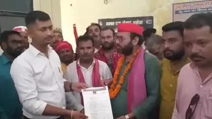 तमकुही राज: तमकुहीराज तहसील पर सपा ने किया प्रदर्शन, 13 सूत्रीय मांग पत्र नायब तहसीलदार कुन्दन वर्मा को सौंपा