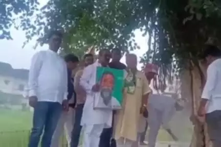 ओरमांझी: तेतर टोली सरना स्थल में जेएमएम नेताओं और कार्यकर्ताओं ने शिबू सोरेन के शीघ्र स्वस्थ होने के लिए प्रार्थना की