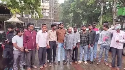 ಬೆಳಗಾವಿ: ಗೋರಕ್ಷಕರ ಮೇಲೆ ಹಲ್ಲೆ ಮಾಡಿದವರನ್ನು ಬಂಧಿಸಬೇಕೆಂದು ನಗರದಲ್ಲಿ ಕಾಮಧೇನು ಅಯ್ಯಪ್ಪ ಸಮಾಜ ಸೇವಾ ಸಂಘ ವತಿಯಿಂದ ಪ್ರತಿಭಟನೆ