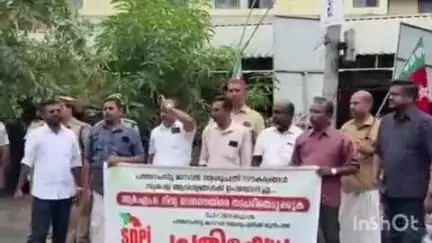 കോഴഞ്ചേരി: ആശുപത്രി സൗകര്യങ്ങൾ സ്വകാര്യ ആവശ്യങ്ങൾക്ക് ഉപയോഗിച്ചു, പത്തനംതിട്ട ജനറൽ ആശുപത്രി പടിക്കൽ SDPl പ്രതിഷേധം