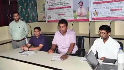 नौगढ़: जिलाधिकारी ने ग्राम पंचायत सिरवत में आयोजित प्रधानमंत्री फसल बीमा योजना के कैंप का किया निरीक्षण