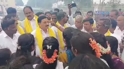 రాయదుర్గం: సుపరిపాలనలో తొలిఅడుగు పేరుతో కెపి కుంట గ్రామంలో ఇంటింటికి వెళ్లే కార్యక్రమం చేపట్టిన ప్రభుత్వ విప్ కాలవశ్రీనివాసులు