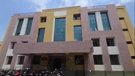 झांसी: एमबीबीएस का छात्र पैरामेडिकल कॉलेज के सरदार वल्लभ भाई पटेल हॉस्टल की दूसरी मंजिल से गिरकर हुआ मौत