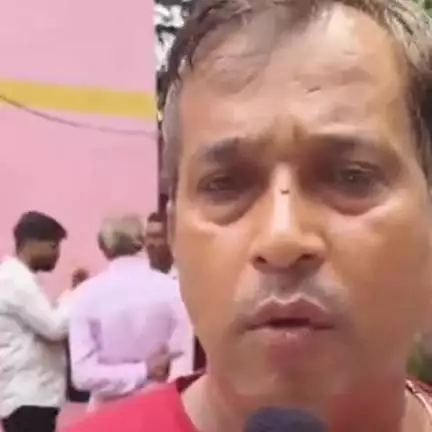 कानपुर: पोस्टमार्टम हाउस में मृतक के परिजन बेबस होकर लापरवाह डॉक्टरों का कर रहे इंतजार