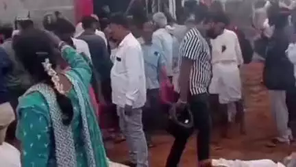 ಚಿಕ್ಕನಾಯಕನಹಳ್ಳಿ: ಪಟ್ಟಣದ ಸಾಲ್ಕಟ್ಟೆ ಕ್ರಾಸ್ ಬಳಿ ಕೆಎಸ್ಆರ್ಟಿಸಿ ಬಸ್ ಉರುಳಿ ಬಿದ್ದು 21 ಜನರಿಗೆ ಗಾಯ