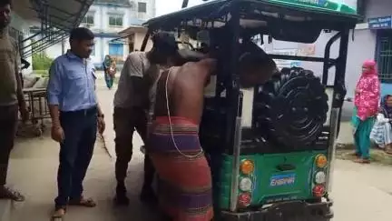 শীতলকুচি: কার্জির দিঘী এলাকায় নিয়ন্ত্রণ হারিয়ে বাইক উল্টে পড়ে জখম এক