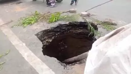 देहरादून: वन विकास निगम के पास अचानक 15 फुट धंसी सड़क, आम जन को हो रही परेशानी