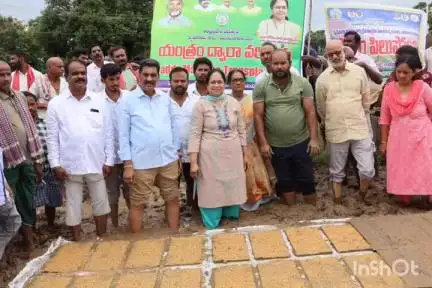 సింగవరం గ్రామంలో నారుమడి విత్తనాల పంపిణీ కార్యక్రమంలో పాల్గొన్న నెల్లిమర్ల ఎమ్మెల్యే లోకం మాధవి