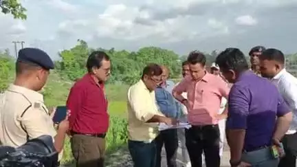 जयनगर: डीएम ने जयनगर के दायां कमला बलान तटबंधन एवं नेपाल टैगिंग दायां बांध का किया निरीक्षण