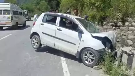 चमोली: बदरीनाथ राष्ट्रीय राजमार्ग पर पुरसाड़ी के पास कार दुर्घटनाग्रस्त, तीन लोग हुए घायल