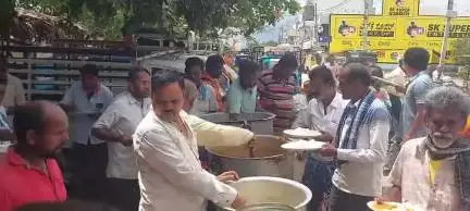 ಹನೂರು: ಹನೂರಿನಲ್ಲಿ ಆಟೋ ಚಾಲಕನಿಂದ
ನಿತ್ಯವೂ ನೆಡೆಯುತ್ತಿದೆ ಉಚಿತ ದಾಸೋಹ