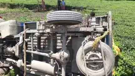 ময়নাগুড়ি: চেংমারীতে নিয়ন্ত্রণ হারিয়ে উল্টে গেল চা পাতা বোঝাই গাড়ি, অল্পের জন্য রক্ষা পেল চালক ও সহযাত্রীরা