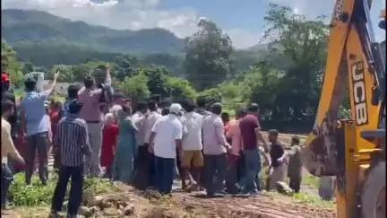 नाहन: ग्राम पंचायत बनकला में जमीनी विवाद के चलते दो गुटों में झड़प, मौके पर पहुंचे डीएसपी समेत तहसीलदार