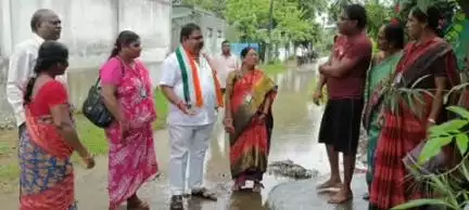 మణుగూరు: పంచాయతీ పారిశుద్ధ అధికారులపై మండిపడ్డ కాంగ్రెస్ పార్టీ సీనియర్ నాయకులు గురజాల గోపి