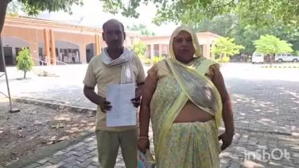 कन्नौज: ठठिया क्षेत्र के मुचुवा गांव निवासी पीड़ित ने पुस्तैनी जमीनी विवाद को लेकर डीएम कार्यालय में दिया पत्र