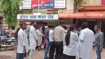 खंडवा नगर: खंडवा जिला अस्पताल में डॉक्टर से मारपीट के विरोध में डॉक्टरों ने मोघट थाने में किया प्रदर्शन