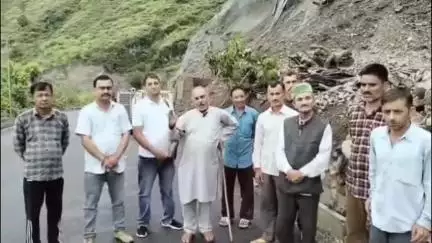 शिलाई 707 पर पहाड़ कटान से कई मकानों पर मंडराया खतरा, लोगों ने NHAI को सुनाई खरी-खोटी