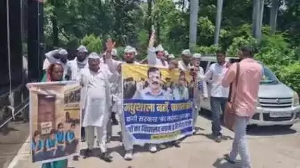 गोंडा: आम आदमी पार्टी ने प्राथमिक विद्यालयों को बंद करने के निर्णय पर रोक लगाने के लिए सिटी मजिस्ट्रेट को सौंपा ज्ञापन