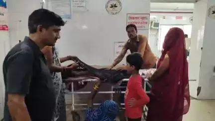 चरखारी: पहरेथा गाँव में खेलते समय मासूम बच्ची कढ़ाई के खौलते तेल में गिरी, डॉक्टर ने नाजुक हालत में हायर सेंटर किया रिफर