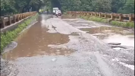 सेन्हा: जोगना पुल की हालत जर्जर, 400 मीटर सड़क के खस्ताहाल होने से ग्रामीणों को उठानी पड़ रही परेशानी #jansamasya