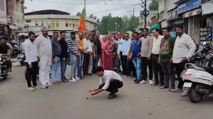 मंदसौर: हेमंत खंडेलवाल के BJP प्रदेश अध्यक्ष नियुक्त होने पर जिला भाजपा कार्यालय के बाहर आतिशबाजी
