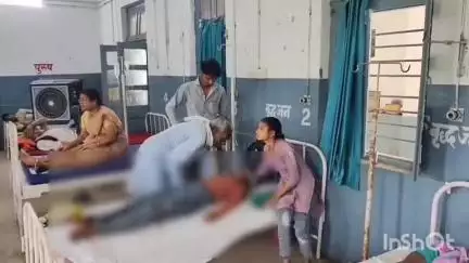 हटा: हटा कॉलेज के पास अज्ञात वाहन ने पैदल चल रही छात्राओं को मारी टक्कर, 2 घायल, तहसीलदार ने पहुंचाया अस्पताल