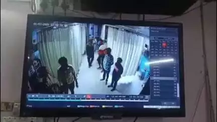 खंडवा नगर: खंडवा जिला अस्पताल के आईसीयू वार्ड में डॉक्टर के साथ मारपीट, सीसीटीवी फुटेज वायरल