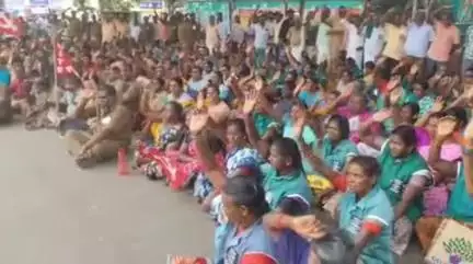 திருப்பூர் தெற்கு: மாவட்ட கலெக்டர் அலுவலகம் எதிராக ஊரக வளர்ச்சி மற்றும் உள்ளாட்சித் துறை ஊழியர் சங்கத்தினர் மூன்றாவது நாளாக காத்திருப்பு போராட்டம்