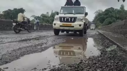 सातारा: वाढे गावाजवळील ब्रिटिश कालीन पुलावरील रस्त्याची दुरावस्था, रस्ता दुरुस्त करण्याची नागरिकांकडून मागणी