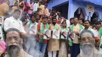 लातेहार JMM के द्वारा माँ नगर भगवती के दरबार में दीशोम गुरु शिबू सोरेन जी को दीर्घायु एवम् जल्द स्वस्थ होने की कामना की