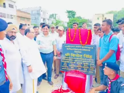 सुल्तानपुर: शहर विधायक एवं पूर्व मंत्री विनोद सिंह ने फावड़े से खुदाई कर जीआईसी ग्राउंड में इनडोर स्टेडियम का भूमि पूजन किया