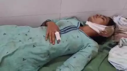 అనంతపురం జిల్లా మర్తాడులో మహిళ పోలీస్ పై ఆమె భర్త విచక్షణ రహితంగా దాడి, తీ ప్ర గాయాలతో అనంత ఆసుపత్రిలో చేరిక