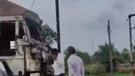 पटेरा: कुम्हारी-रैपुरा मार्ग पर कंटेनर ट्रक में लगी आग, कुम्हारी पुलिस ने आग पर काबू पाया