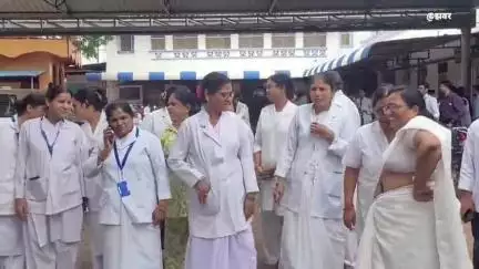 खंडवा नगर: जिला अस्पताल में डॉक्टर से मारपीट, डॉक्टर और नर्स ने मोघट थाने में दिया आवेदन