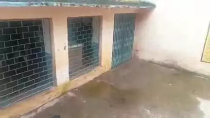 दतिया नगर: हरिजन बस्ती के प्राइमरी स्कूल के क्लास रूमों में भरा बारिश का पानी, बच्चे मिडिल स्कूल में जमीन पर बैठने को मजबूर