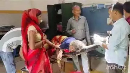 बांदा: तारा गांव में ऑटो की टक्कर से पैदल जा रही वृद्ध महिला गंभीर रूप से घायल
