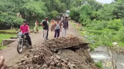 ठीकरी: ग्राम दवाना की दोदाड नदी पर 50 साल पहले बना पुल हुआ जर्जर, ग्रामीणों ने की बनाने की दरकार#janmsamasya