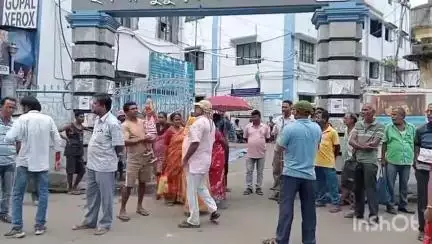 চুঁচুড়া-মগরা: অস্থায়ী কর্মচারীদের আন্দোলন পরল দ্বিতীয় দিনে এমনই ছবি হুগলী চুঁচুড়া পৌরসভায়