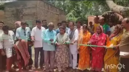 মানিকচক: দীর্ঘদিনের দাবী পূরণ হলো যটাধারী টোলা গ্রামের বাসিন্দাদের, কংক্রিট ঢালায় রাস্তার কাজের করা হলো সূচনা