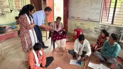 बड़वानी: मुख्य चिकित्सा अधिकारी ने उप स्वास्थ्य केंद्र में टीकाकरण कार्य का निरीक्षण कर लोगों को किया जागरूक