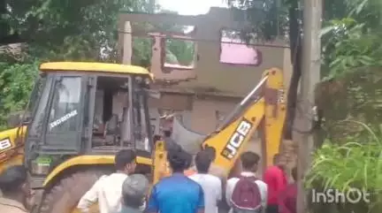 പൊന്നാനി: അതിദാരുണം, താലൂക്കാശുപത്രിക്ക് സമീപം കെട്ടിടം പൊളിക്കുന്നതിനിടെ സ്ലാബ് തകർന്ന് വീണ് അതിഥി തൊഴിലാളി മരിച്ചു
