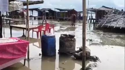 धनौरा: उत्तराखंड में भारी बारिश के बाद गजरौला में उफान पर आई तिगरी गंगा, पुरोहितों की झोपड़ियां डूबी