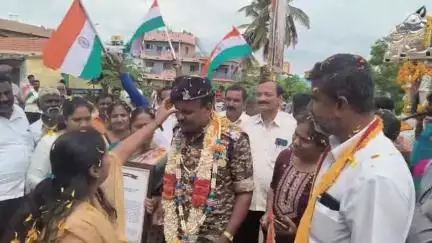 ಮಂಡ್ಯ: 37 ವರ್ಷ ಸಿಆರ್'ಪಿಎಫ್ ಸೇವೆ ಸಲ್ಲಿಸಿ ಮರಳಿದ ಮರಕಾಡುದೊಡ್ಡಿ ಯೋಧನಿಗೆ ಗ್ರಾಮಸ್ಥರ ಅಭಿನಂದನೆ