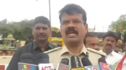 పట్టణంలో అనధికార స్టిక్కర్లను తొలగించాలి డిఎస్పీ నరసింహమూర్తి హెచ్చరిక
